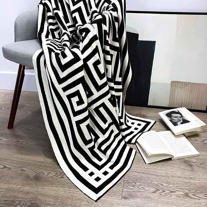 Knittedblanket-sofa-blackandwhitegrid