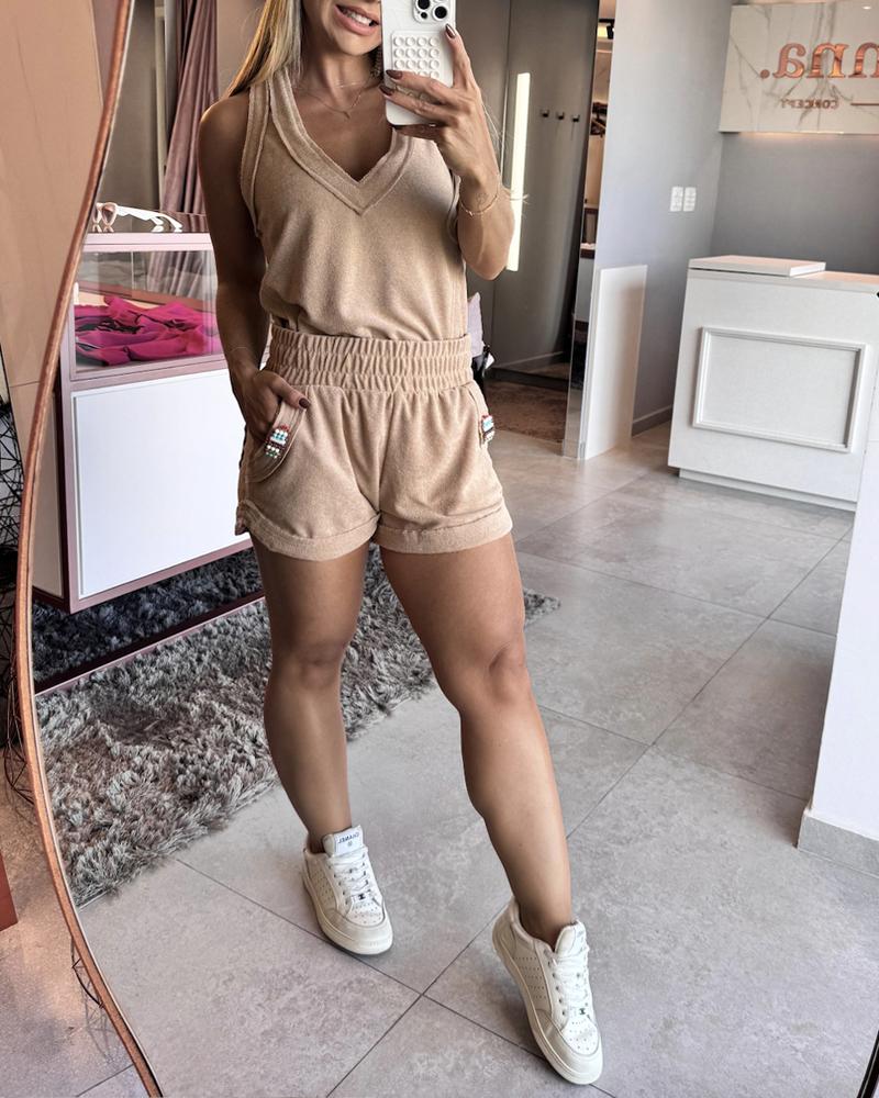 2 Pieces Outfit V Neck Sleeveless Tank and Casual Strechy Waist Pocket Design Cut Off Shorts Set