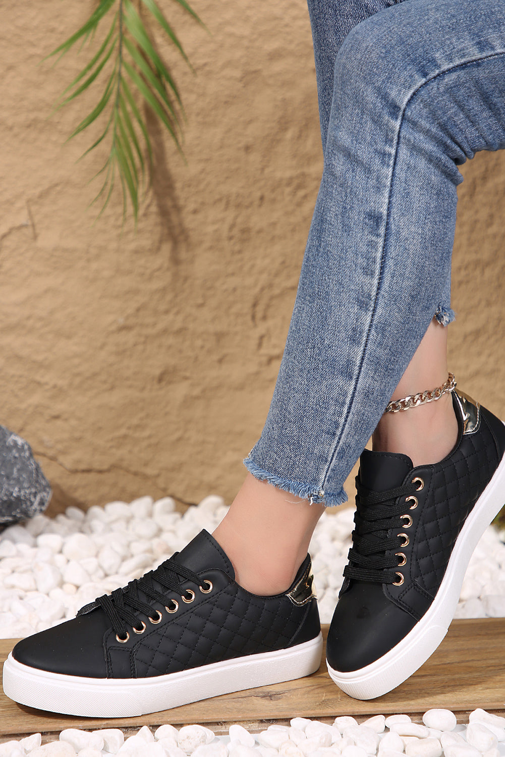 Black Color Contrast Quilted Lace-up Sneakers